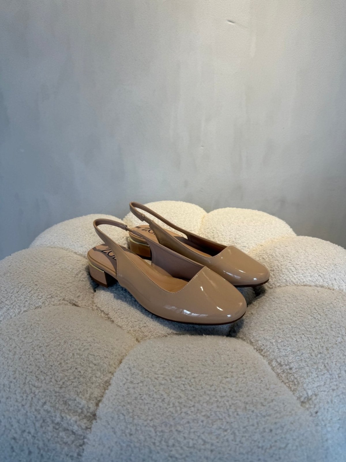 Bailarinas Beige Charol 15077 Tacón Bajo Slingback de mujer Zoé Brand Costa Rica - Calzado 365