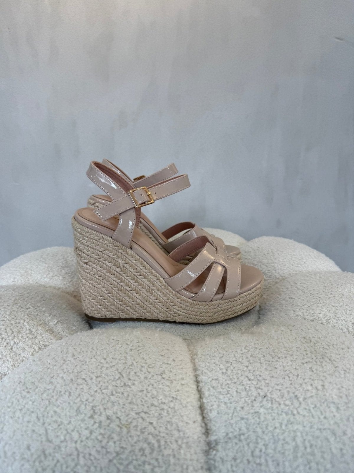 Sandalias Beige Charol Cuña 15136 Hebilla de mujer Costa Rica - Calzado 365