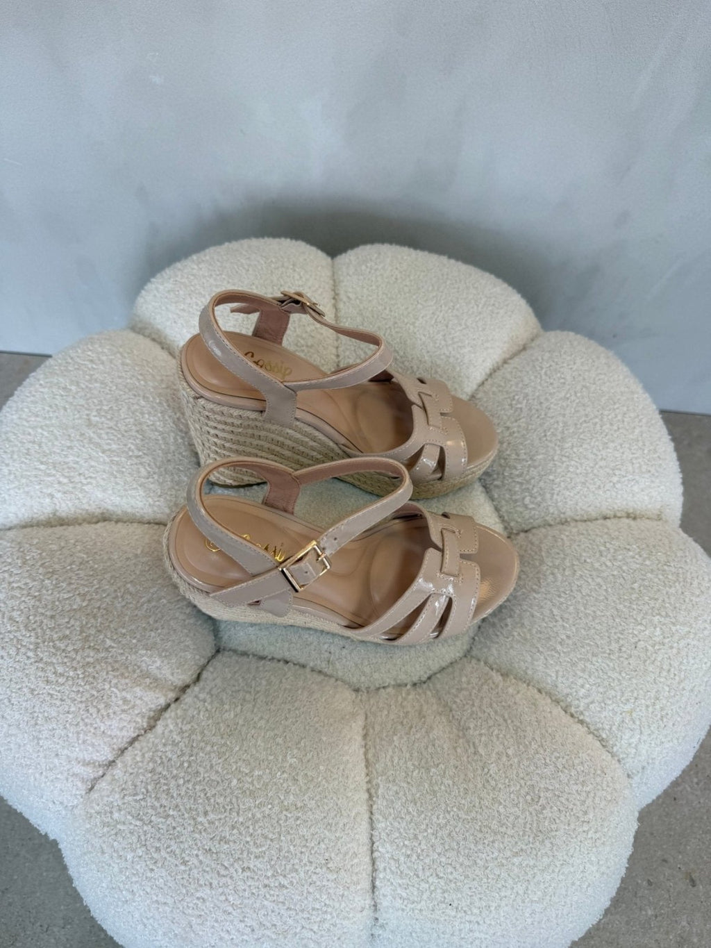 Sandalias Beige Charol Cuña 15136 Hebilla de mujer Costa Rica - Calzado 365