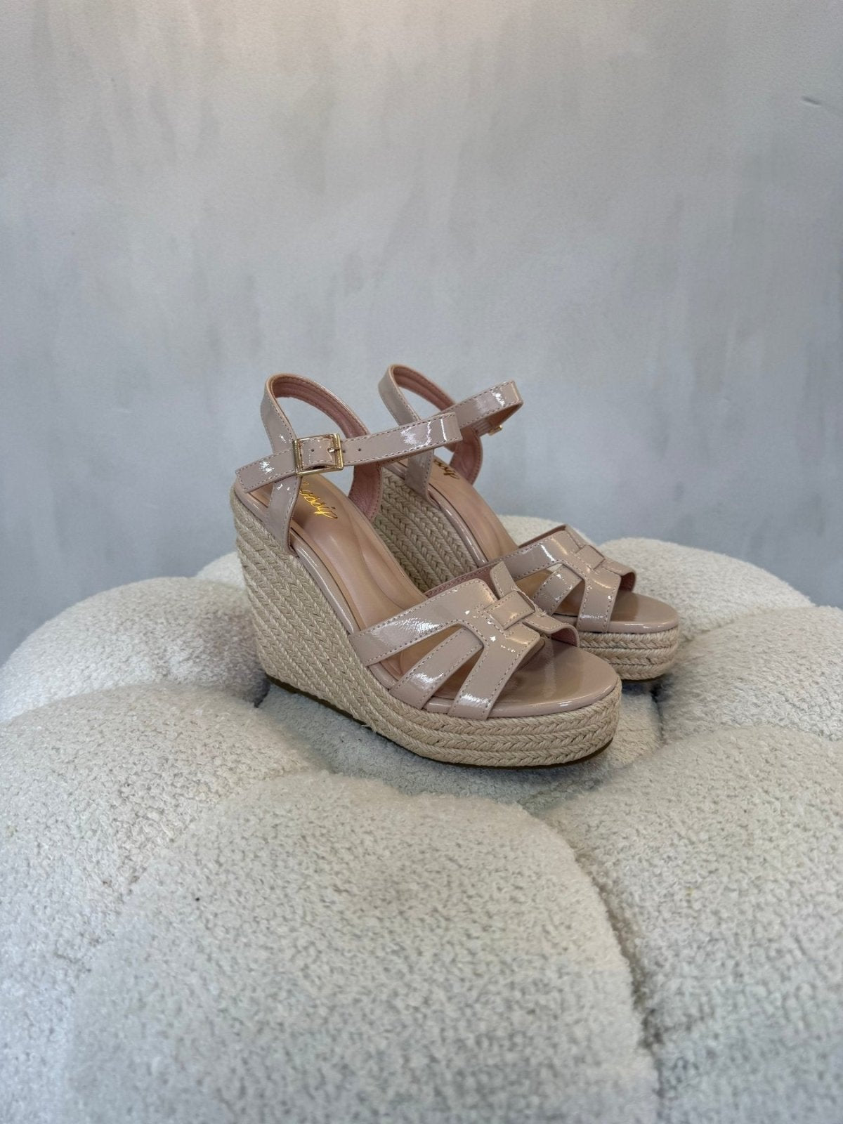 Sandalias Beige Charol Cuña 15136 Hebilla de mujer Costa Rica - Calzado 365