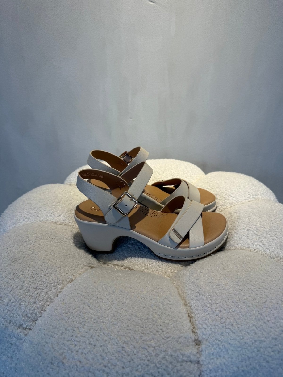 Sandalias Beige Cuña 15122 Hebilla Correa Casual de mujer Costa Rica - Calzado 365