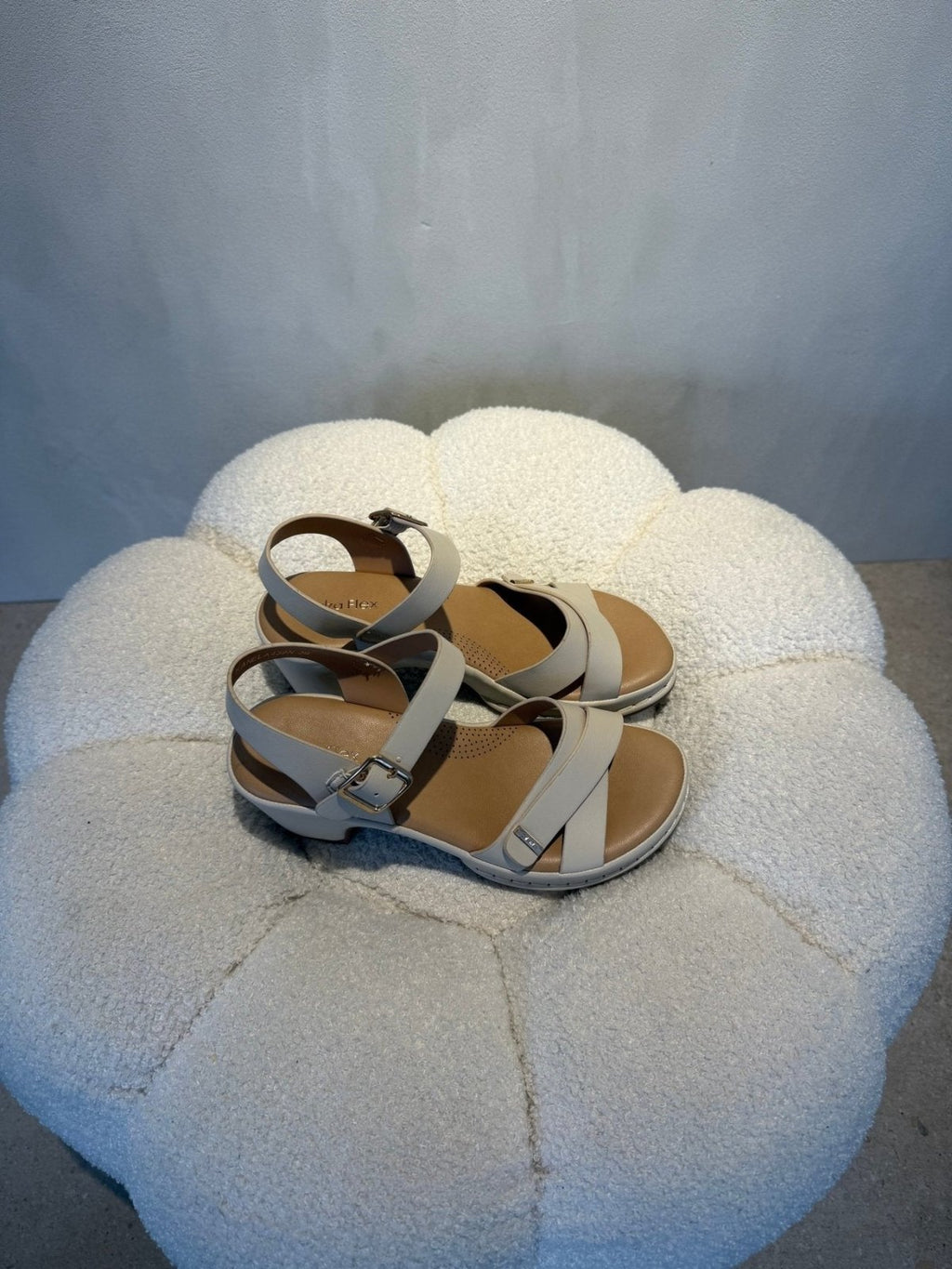 Sandalias Beige Cuña 15122 Hebilla Correa Casual de mujer Costa Rica - Calzado 365