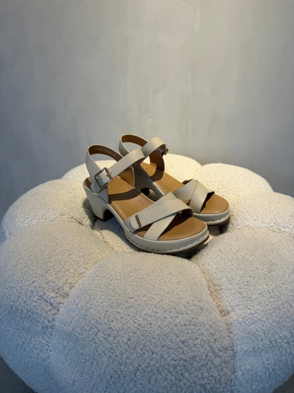 Sandalias Beige Cuña 15122 Hebilla Correa Casual de mujer Costa Rica - Calzado 365