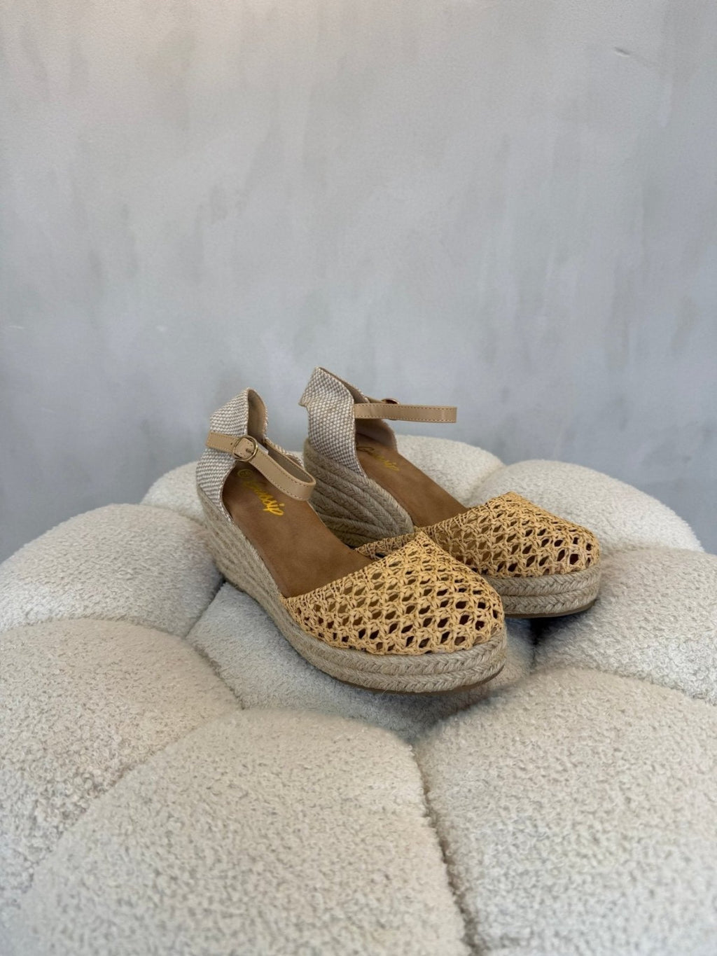 Sandalias Beige Cuña 15131 Hebilla Correa de mujer Costa Rica - Calzado 365