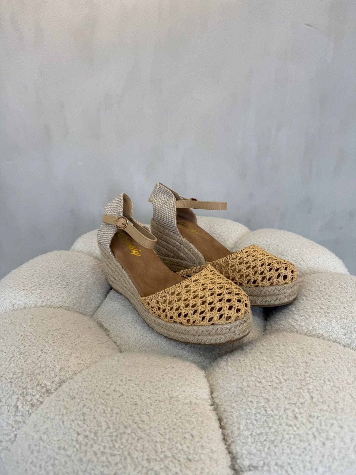 Sandalias Beige Cuña 15131 Hebilla Correa de mujer Costa Rica - Calzado 365