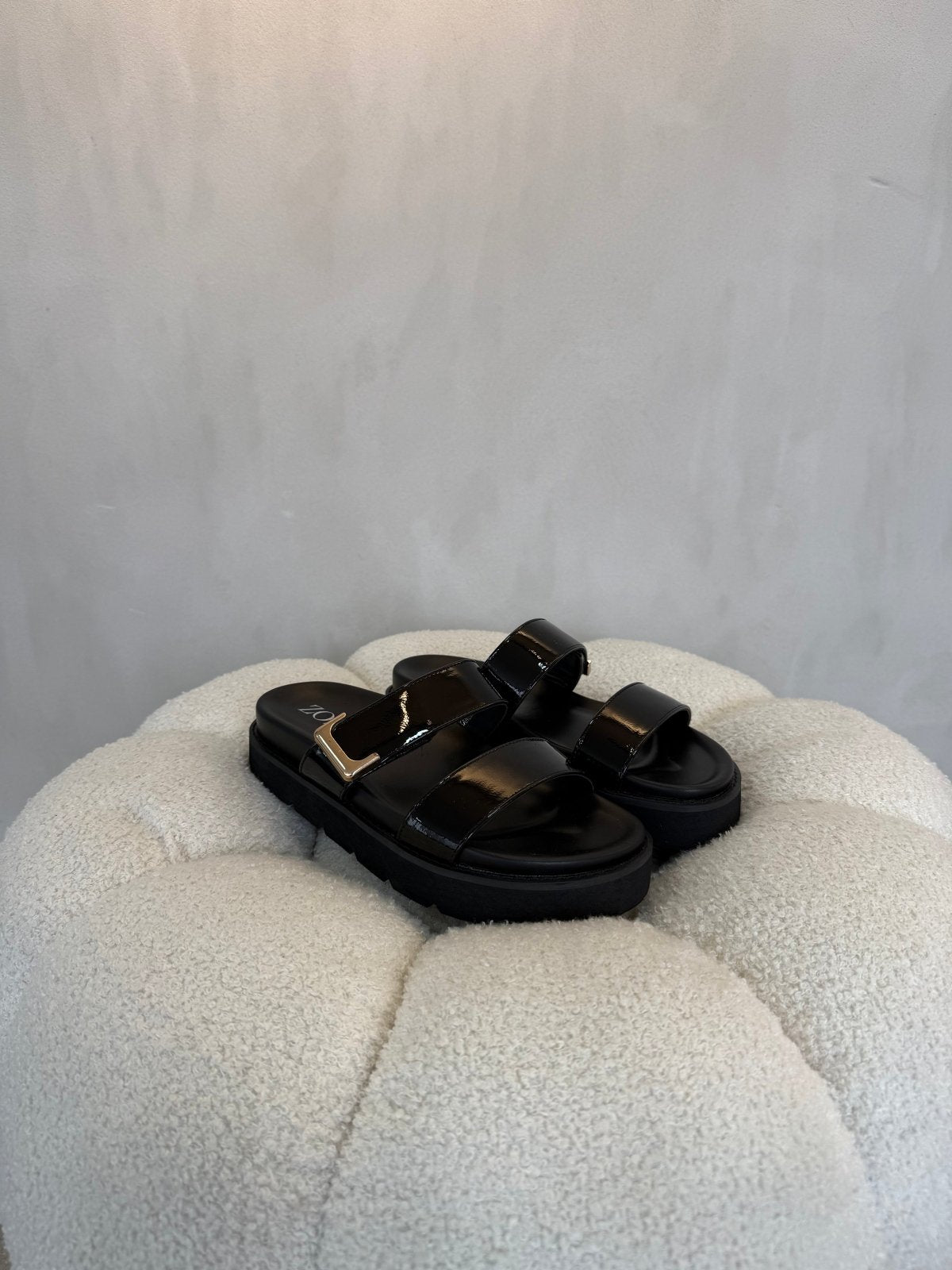 Sandalias Negro Charol 15064 Hebilla Casual de mujer Zoé Brand Costa Rica - Calzado 365