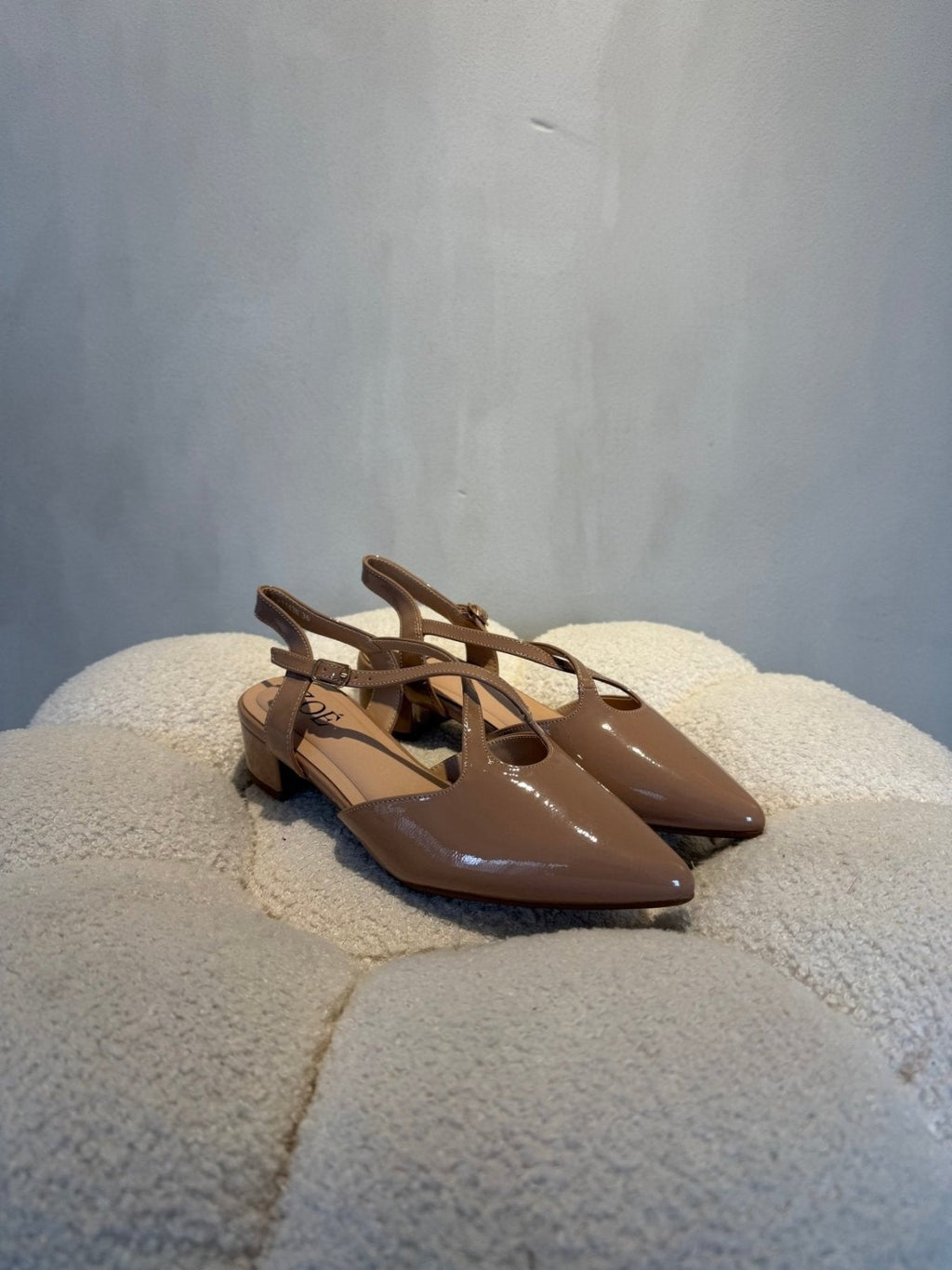 Tacones Beige Charol 15083 Tacón Bajo Punta Fina Slingback de mujer Zoé Brand Costa Rica - Calzado 365