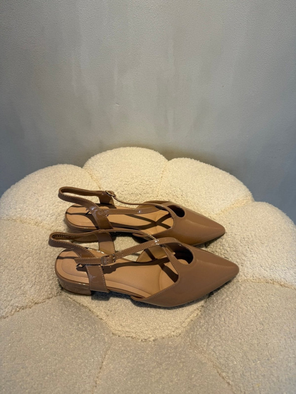 Tacones Beige Charol 15083 Tacón Bajo Punta Fina Slingback de mujer Zoé Brand Costa Rica - Calzado 365