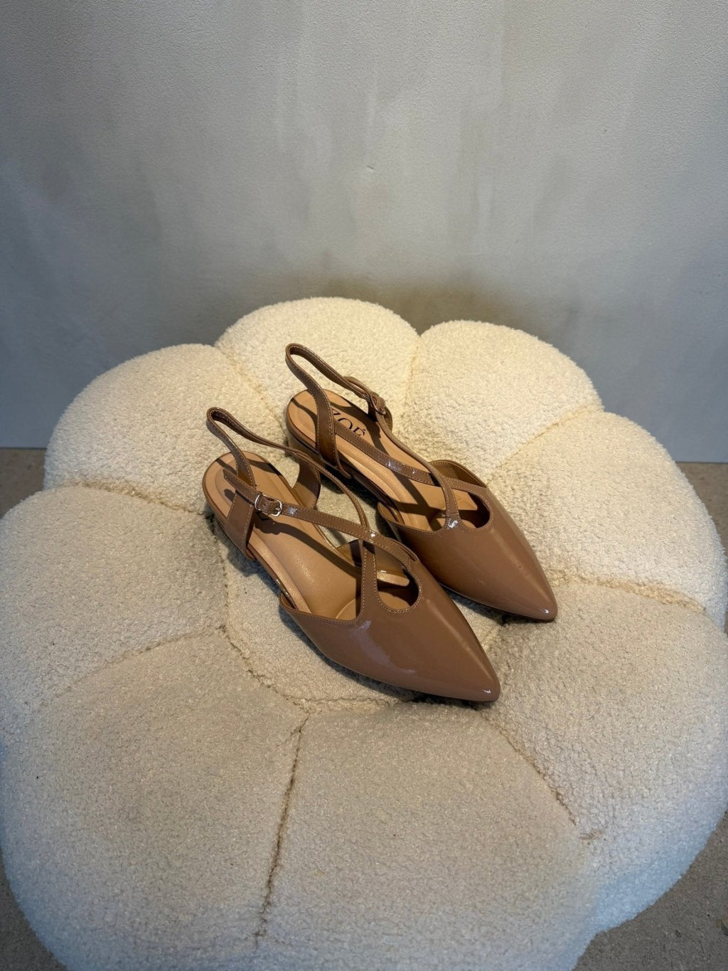 Tacones Beige Charol 15083 Tacón Bajo Punta Fina Slingback de mujer Zoé Brand Costa Rica - Calzado 365
