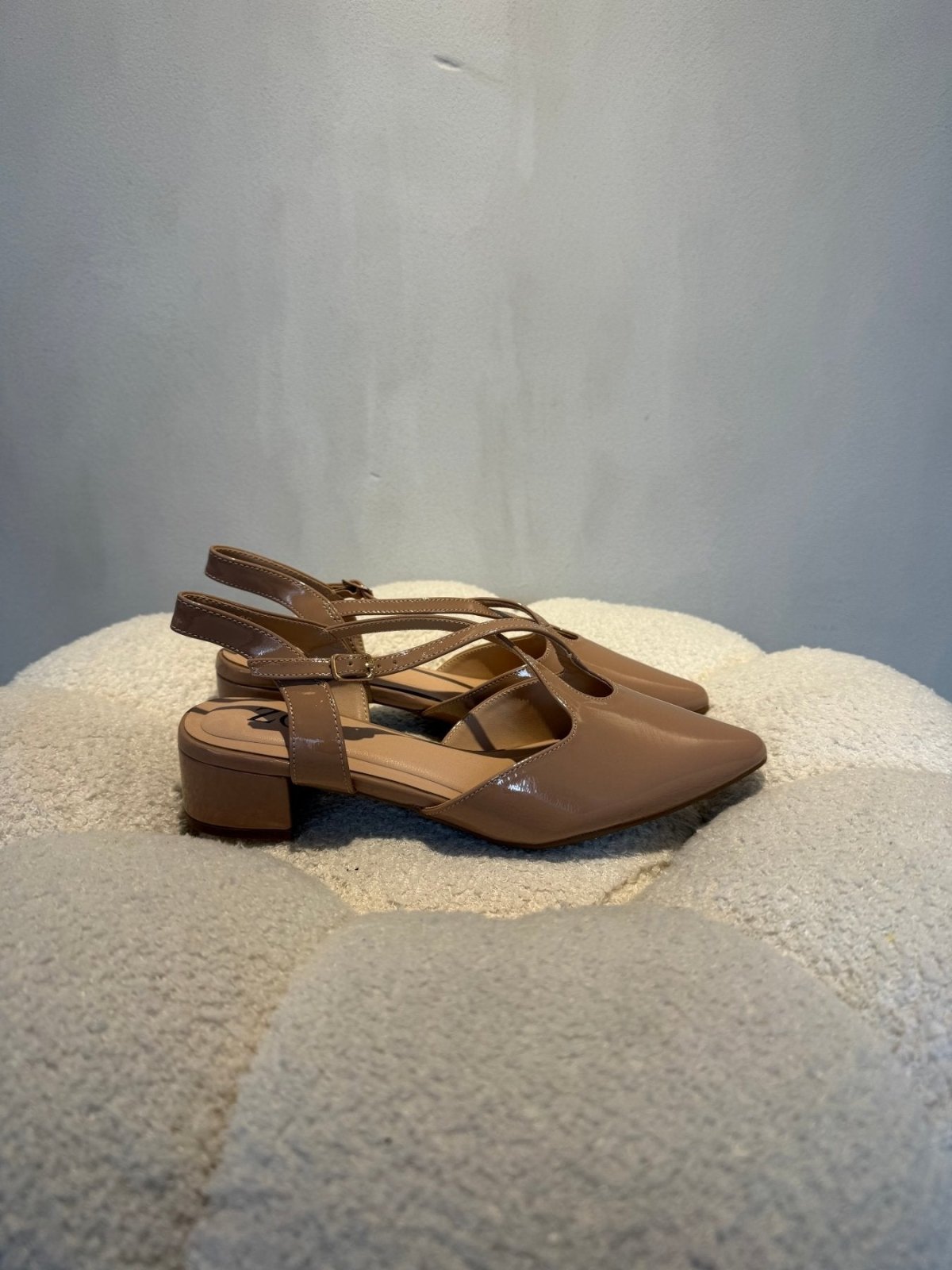 Tacones Beige Charol 15083 Tacón Bajo Punta Fina Slingback de mujer Zoé Brand Costa Rica - Calzado 365