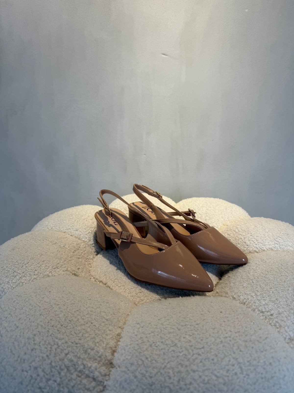 Tacones Beige Charol 15087 Tacón Medio Punta Fina Slingback Zoé Brand Costa Rica - Calzado 365