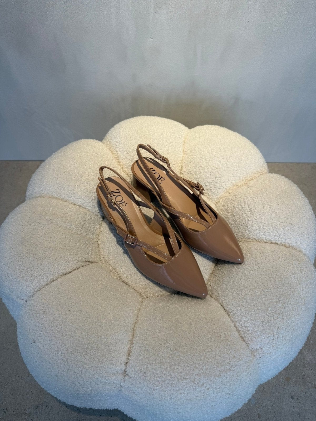 Tacones Beige Charol 15087 Tacón Medio Punta Fina Slingback Zoé Brand Costa Rica - Calzado 365