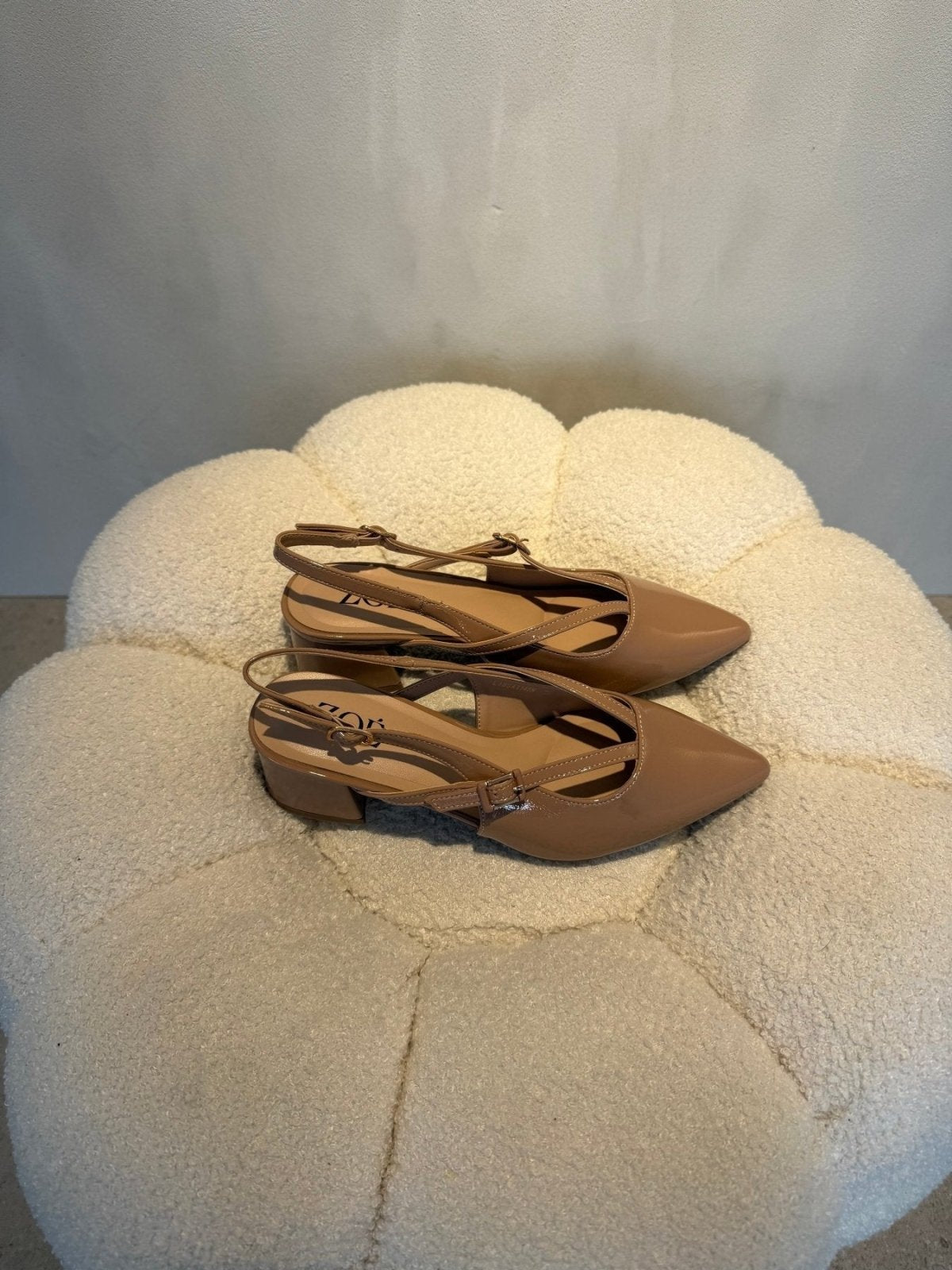 Tacones Beige Charol 15087 Tacón Medio Punta Fina Slingback Zoé Brand Costa Rica - Calzado 365