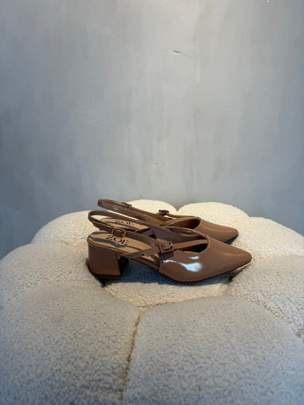 Tacones Beige Charol 15087 Tacón Medio Punta Fina Slingback Zoé Brand Costa Rica - Calzado 365