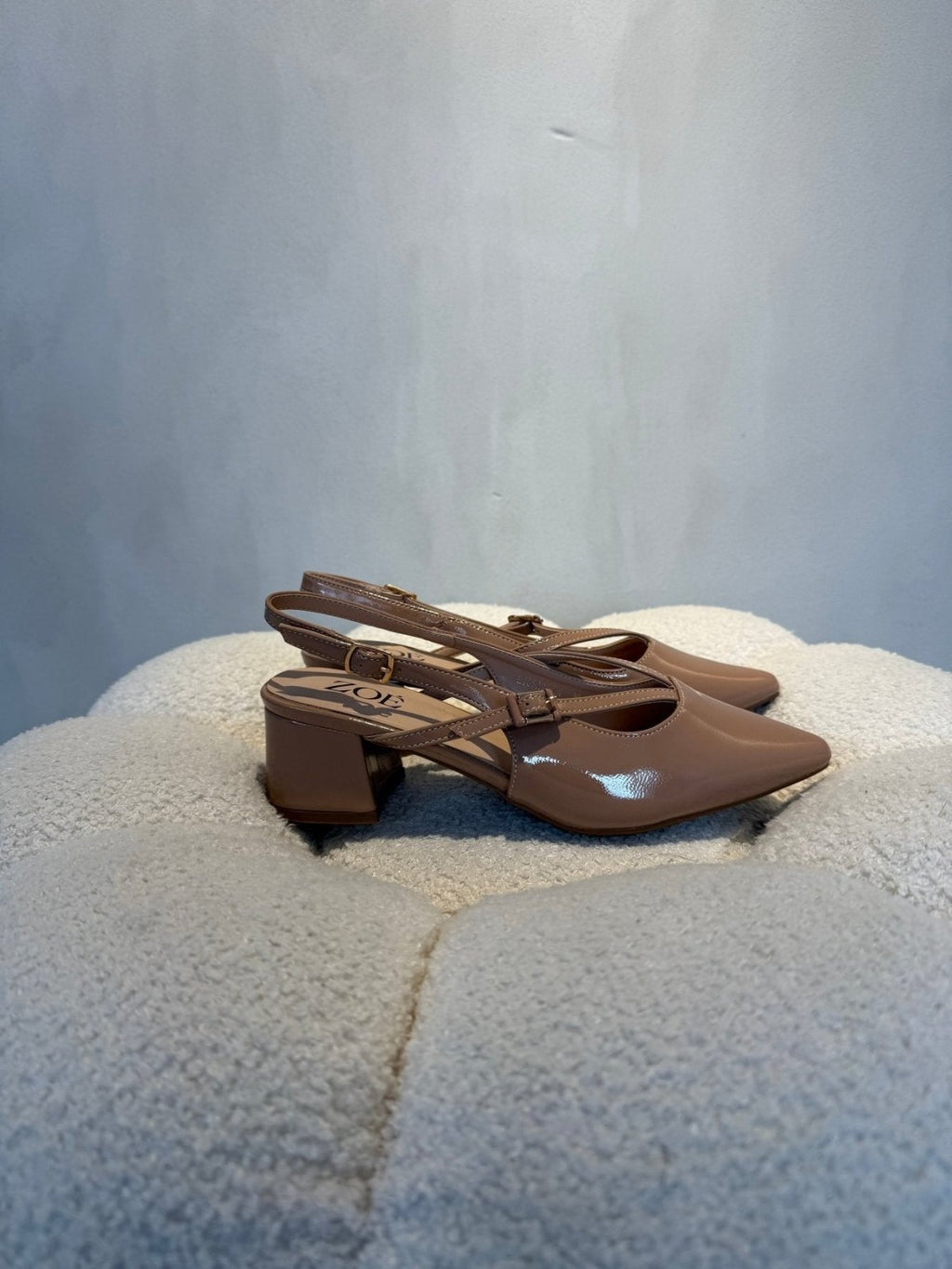 Tacones Beige Charol 15087 Tacón Medio Punta Fina Slingback Zoé Brand Costa Rica - Calzado 365
