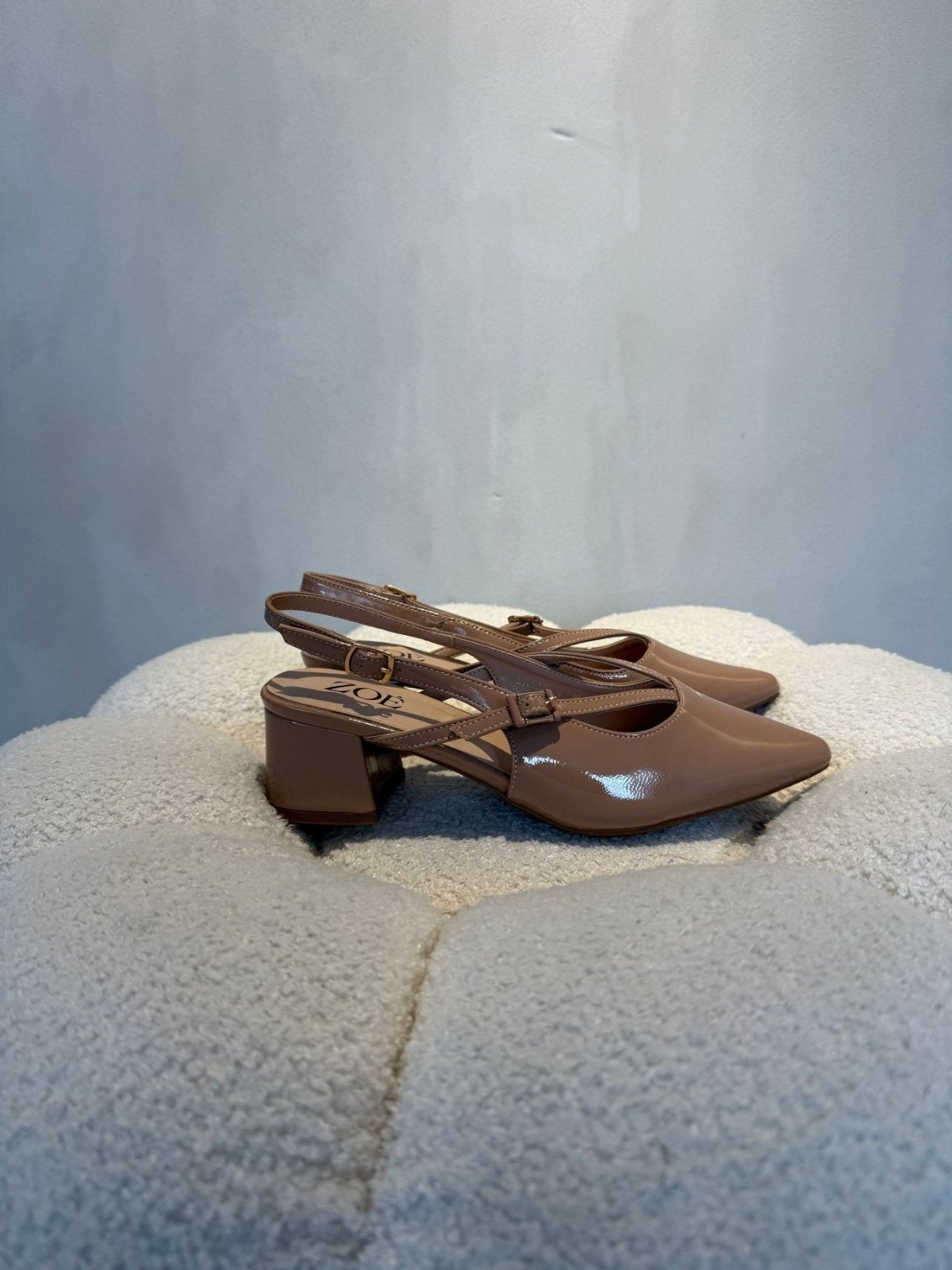 Tacones Beige Charol 15087 Tacón Medio Punta Fina Slingback Zoé Brand Costa Rica - Calzado 365
