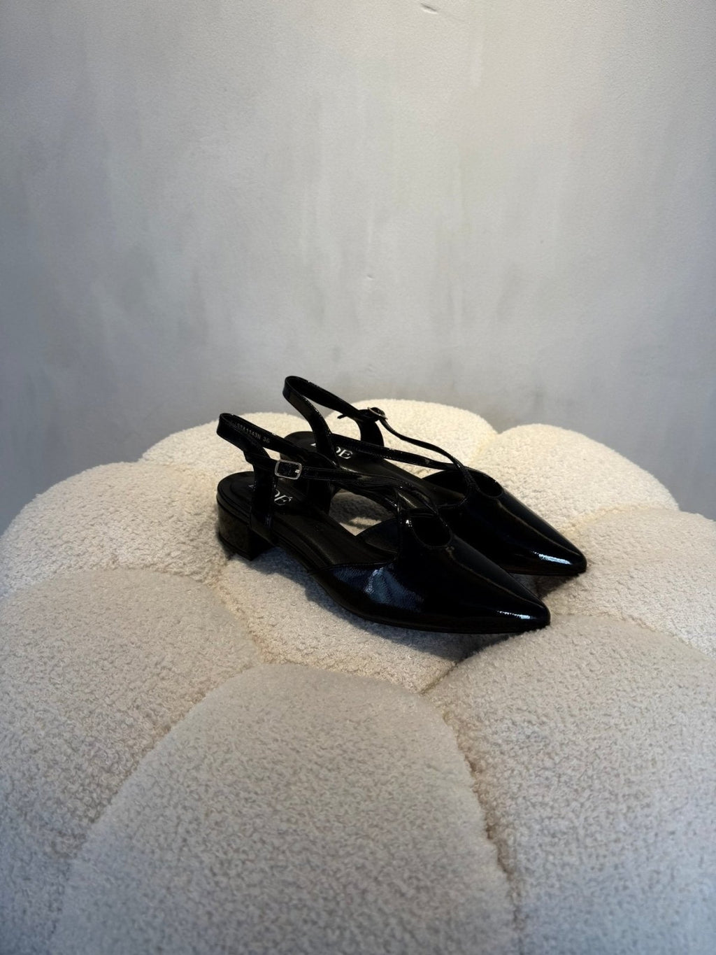 Tacones Negro Charol 15082 Tacón Bajo Punta Fina Slingback de mujer Zoé Brand Costa Rica - Calzado 365
